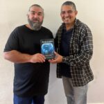 Escola Estadual de Bom Repouso recebe exemplar de livro sobre saúde mental para biblioteca escolar