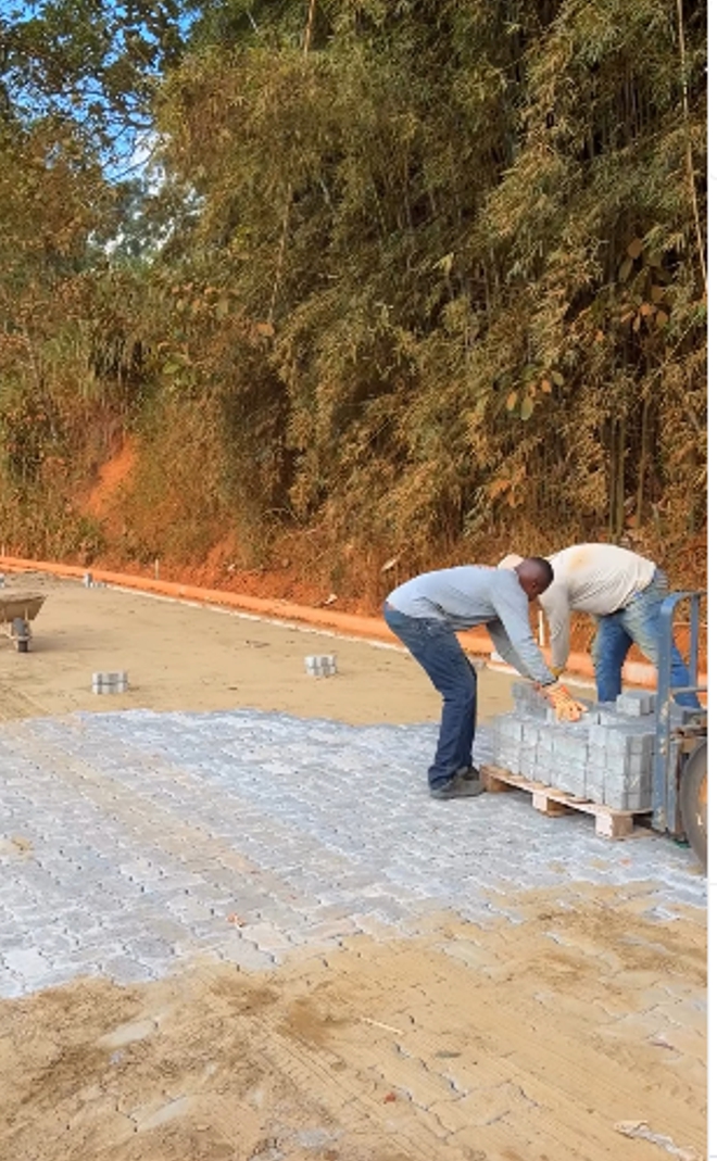 Calçamento da Estrada do Distrito do Cervo em Borda da Mata avança e melhora mobilidade