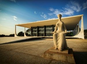 Escultura A Justiça obra de Alfredo Ceschiatti de 1961 diante do STF Supremo Tribunal Federal - sede do Poder Judiciário  Local: Brasília DF Brasil Data: 201609 Código: 01ADR039 Autor: Adriano Kirihara