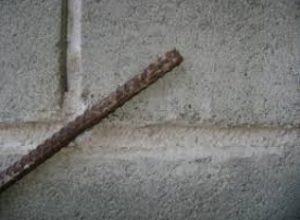 briga-com-barra-de-ferro