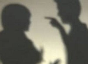 marido-ameaca-mulher