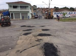 tapa buracos Av Joao Olivo